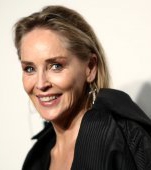 Sharon Stone povestește cum a înșelat moartea de 3 ori: anevrism, lovită de fulger și aproape decapitată