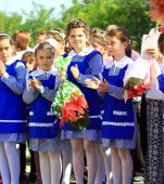 Uniforma şcolară devine obligatorie în şcoli. Iată câţi bani vor primi copiii în plus