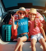 Vacanţa de familie la mare: Ce articole vestimentare trebuie să pui în bagajul copilului