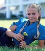 O mai ții minte pe micuța Lucy din Dallas? Are 62 de ani acum și a avut o viață tumultoasă
