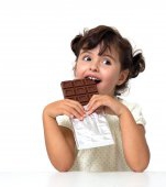 6 motive să lași copilul să mănânce mai multă ciocolată