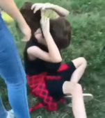 Ce au răspuns părinţii minorei care a agresat o fată de 13 ani: "Trebuie să îndreptăm copiii, nu să acuzăm şi să-i bage la arest"