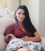 Lili Sandu alăptând: ”Nu îți poți arăta sânii așa!”. Imaginea care a iscat un război pe internet