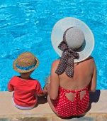 Un tătic îşi goneşte soţia de la piscină din cauza corpului ei postpartum şi apoi întreabă internetul dacă a avut dreptate