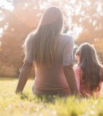 10 replici pe care mi le-a spus mama în copilărie care m-au ajutat să am încredere în mine ca adult
