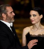 Joaquin Phoenix şi Rooney Mara au devenit părinţi. Au ales un nume superb pentru bebeluș