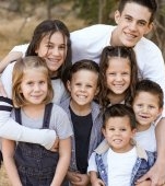 Îngeri pe Pământ! Un cuplu a adoptat 7 frați după ce părinții lor au murit într-un accident de mașină