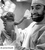 Fotografia care dă speranță umanității: nou-născutul care trage de masca medicului care l-a adus pe lume