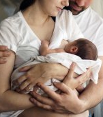 Primele zile acasă ale bebelușului: tatăl poate face tot ce face mama, mai puțin să alăpteze, este o mama fară sâni