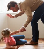 Părinții nu mai au voie să își plesnească copiii! Ce spune legea