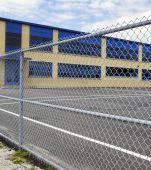 O școală interzice părinților să mai arunce copiii peste gard când întârzie