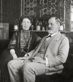 Ce îi spunea Freud mamei celor şase copii ai săi: "Căsnicia nu e stabilă până când soţia nu reuşeşte să-l transforme pe soţ în copilul ei". Secretul unui mariaj de 53 de ani