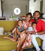 Chrissy Teigen despre problemele ei cu alăptarea: "Este timpul să normalizăm şi laptele praf"