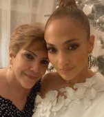 Poză rară cu Jennifer Lopez și mama ei. La 75 de ani pare sora fiicei ei