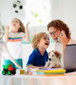 Lucratul de acasă și școala online a copiilor afectează mai mult femeile decât bărbații