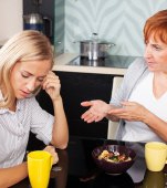 Dileme pe grupurile de mămici: "Cum o fac pe soacră să priceapă să nu îmi mai lege copilul cu panglici?"