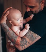 Cel mai dedicat tată: și-a tatuat semnul din naștere al fiului său, în semn de solidaritate