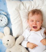De ce se sperie bebelușii în somn?