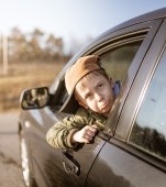 Un hoț fură mașina unei mame cu tot cu copil în ea. Apoi se întoarce, îi face morală femeii și o amenință că sună la poliție