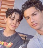 Cristiano Ronaldo le interzice copiilor lui să mănânce cartofi prăjiți, dar el mănâncă pizza. A fost dat de gol chiar de mama lui