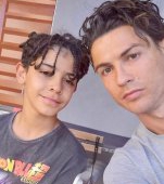 Cristiano Ronaldo le interzice copiilor lui să mănânce cartofi prăjiți, dar el mănâncă pizza. A fost dat de gol chiar de mama lui