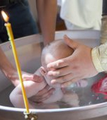 Scufundat în cristelniţă la botez, un bebeluş din Suceava a decedat. "Avea o grămadă de apă în plămâni", spun medicii