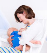 Studiu important: mamele transmit prin alăptare anticorpi Covid-19 bebelușilor