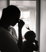 O mamă din Vâlcea și-a abandonat nou-născutul într-o scară de bloc pentru că soțul ei nu își dorea copilul