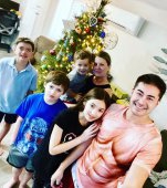 Familia bărbatului care a născut s-a mărit! Acesta a mai născut 2 copii