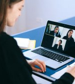 Ședință online transmisă live din greșeală: profesorii insultă părinții fără jenă