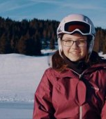 La 8 ani a învins cancerul, dar și-a pierdut piciorul. Și totuși Maya luptă acum să devină campioană la snowboarding