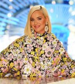 Primele poze cu Katy Perry în costum de baie după ce a născut. Vedeta nu își ascunde burtica