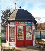 Stația de bucurie: ca să nu mai aștepte copiii autobuzul în ploaie, un român a transformat o stație veche într-un loc cu muzică și cărți
