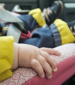 Un bebeluș de 6 luni accidentat mortal în Mureș. Copilul era ținut în brațe și a zburat prin parbriz