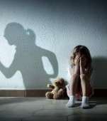 Un copil de 7 ani a sunat la 112 pentru a-și salva mama de bătăile tatălui