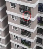 VIDEO: Cum a supraviețuit o fetiță unei căzături de la etajul 13. Îngeri păzitori chiar există!