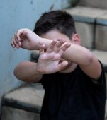România, țara copiilor abuzați! Un băiețel lovit în timpul orelor de tatăl unei colege, sub privirile profesoarei, un altul bătut în autobuzul școlar