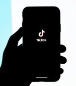 Altă victimă pe TikTok! O fetiță a fost găsită fără suflare în baie după o provocare