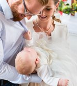Ce hăinuțe alegem la botez? 8 variante pe care le pot alege părinții și nașii