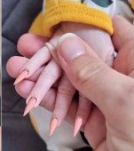 O mamă îi pune unghii false bebelușului ei și internetul o ia razna