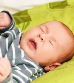 Strănutul la bebeluși: a răcit sau e normal?