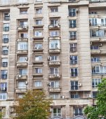 Un bărbat cu un copil în brațe amenință că se aruncă de pe un bloc din Capitală