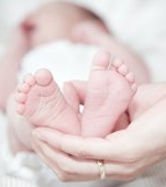 Un bebeluș din Cluj a murit după ce a fost născut pe ascuns și abandonat în cadă