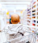 Incident tulburător într-un supermarket: o fetiță și-a blocat piciorul într-un cărucior de cumpărături. Mama ei a cerut ajutor în zadar