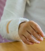 Neglijență în orfelinate! Un copil de 11 ani a stat 14 ore cu o fractură deschisă