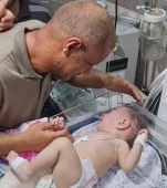 Minunea din Palestina: bebeluș găsit viu la pieptul mamei moarte după bombardament