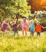 Dezvoltarea socială a copiilor: de ce sunt importante relațiile de joacă și discuțiile dintre prichindei