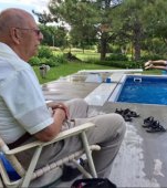 De ce un bărbat văduv de 94 de ani a construit o piscină pentru toți copiii din cartier