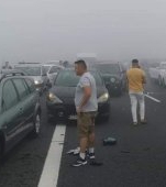 Copii răniți pe A2. Accidente în lanț în care au fost implicate 55 de mașini