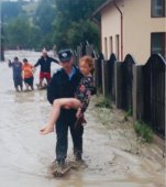 O fetiță din Alba a fost salvată de un jandarm după ce casa i-a fost luată de ape din cauza inundațiilor